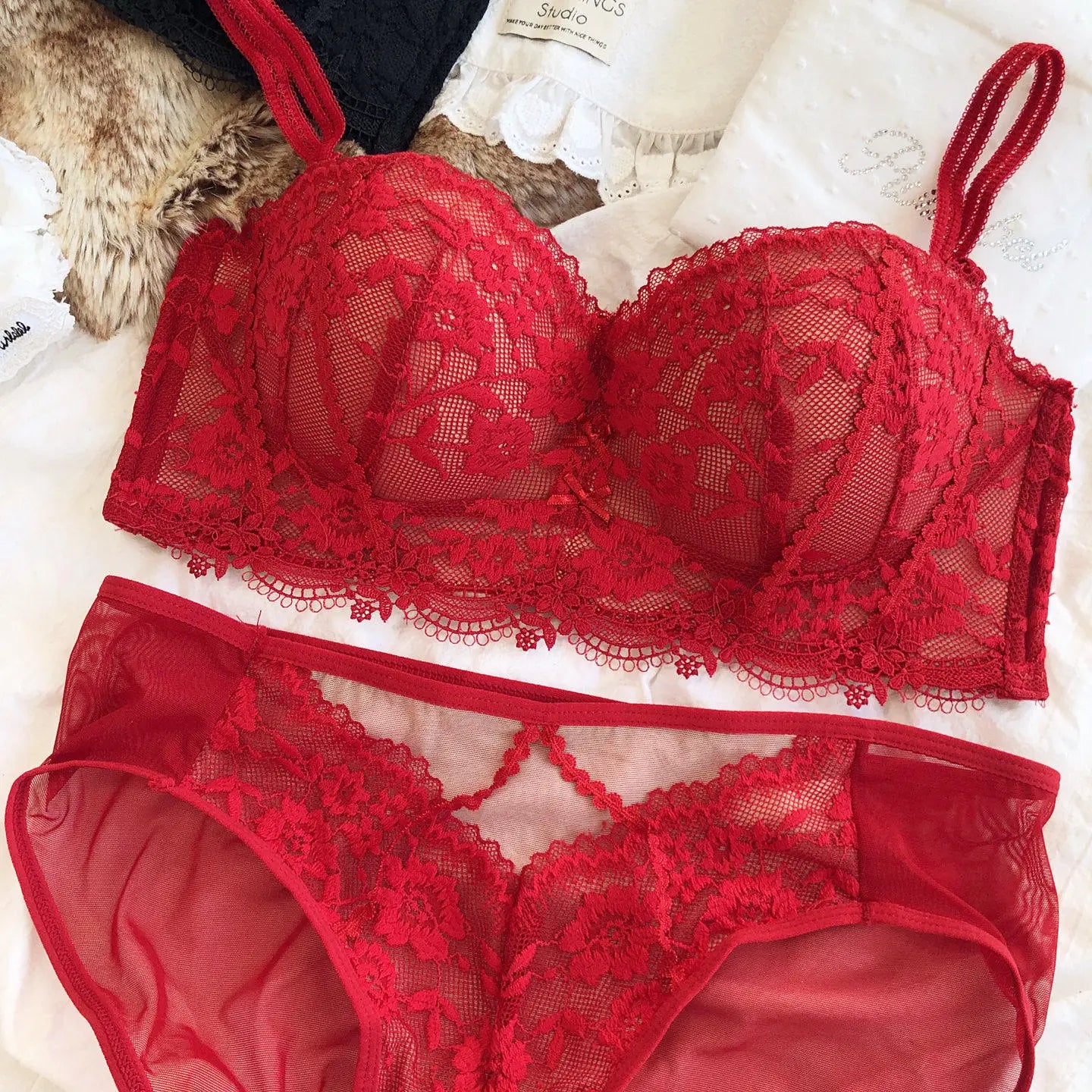 Ensemble soutien-gorge push-up confortable à bonnets épais et bretelles amovibles et culotte pour femmes
