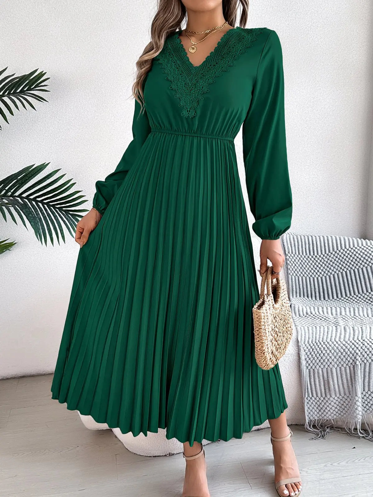 Robe Longue Plissée Femme – Col V et Taille en Dentelle