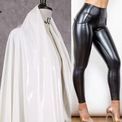 Pantalon Ajusté en Similicuir à Coutures Dessinées