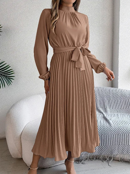 Robe Longue Plissée Femme – Col Montant et Laçage