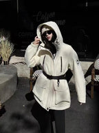 Vestes rembourrées à capuche avec ceinture pour femmes