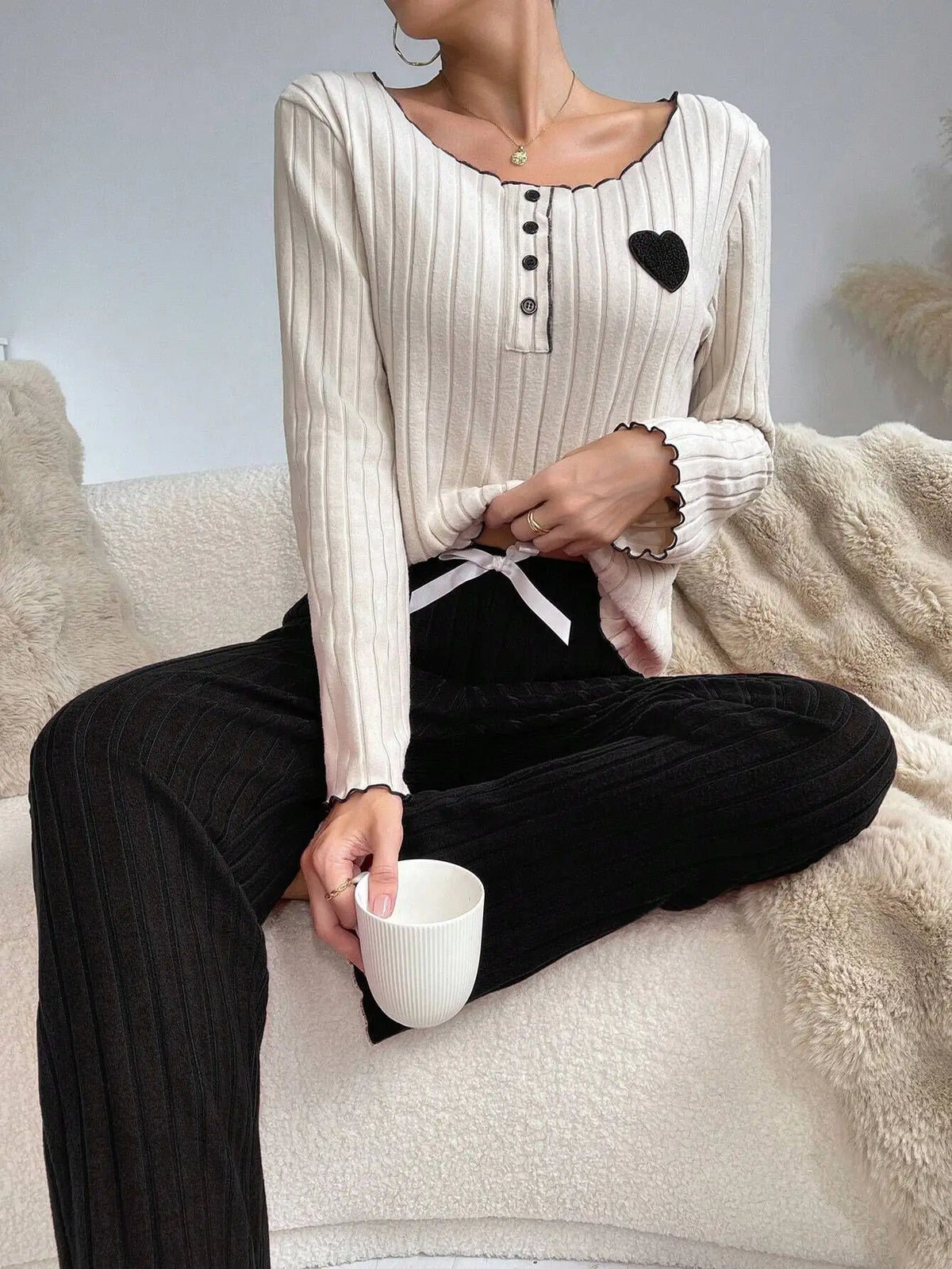 Pyjama à Cœurs Femme – Haut Manches Longues et Pantalon