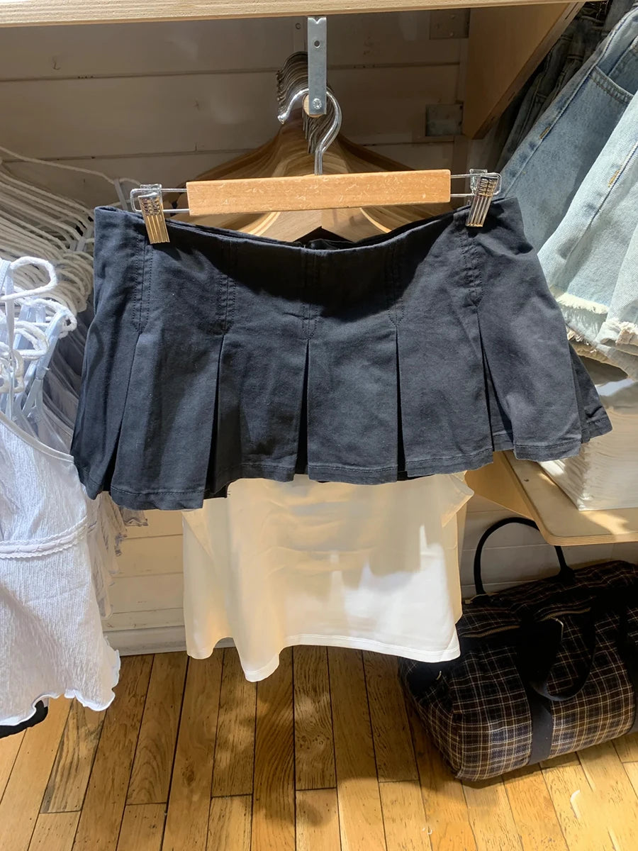 Mini-jupe plissée noire taille basse pour femmes
