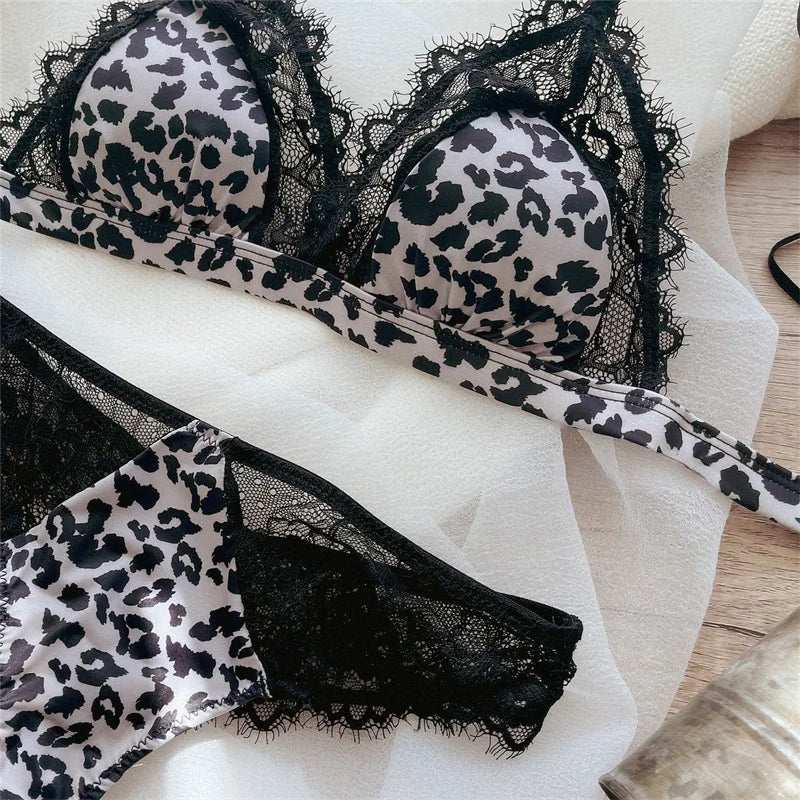 Ensemble soutien-gorge en dentelle et sans armatures et string ultra fin pour femmes