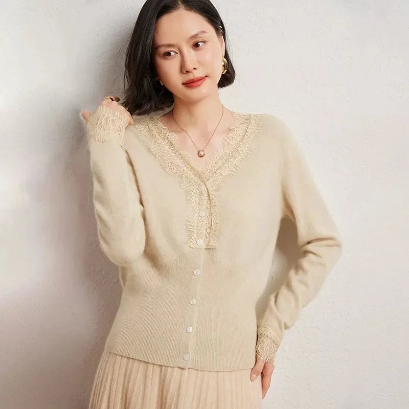 Cardigan en Maille Femme – Col V et Bordure en Dentelle