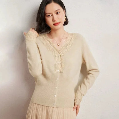 Cardigan en Maille Femme – Col V et Bordure en Dentelle