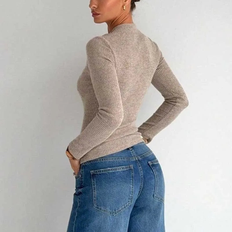 Pull Ajusté Femme – Col Asymétrique et Boucle Métallique