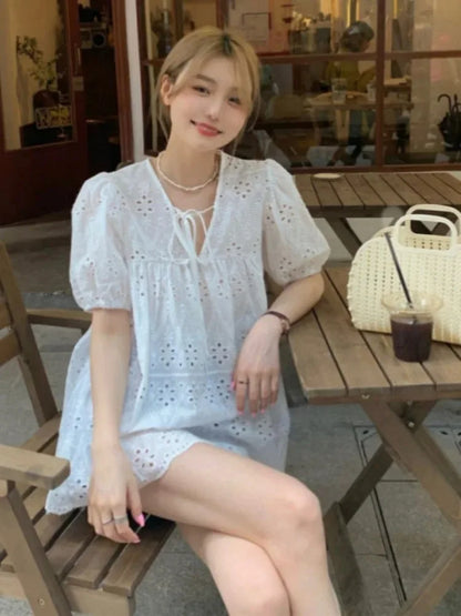 Chemise d’Été Femme – Col V et Dentelle Florale