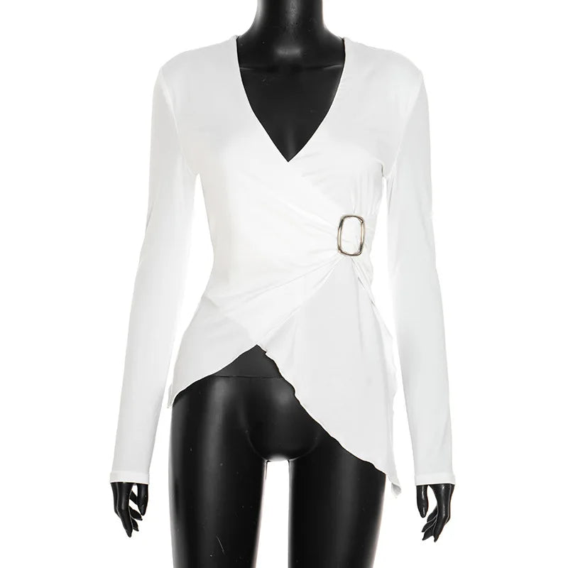 T-shirt froncé avec boucle en métal pour femmes