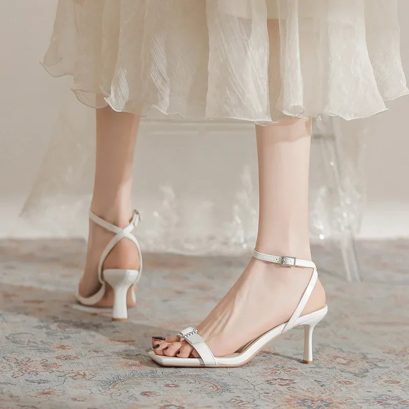Sandales à talons fins et strass pour femmes