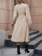 Robe longue en satin blanc à simple boutonnage pour femmes