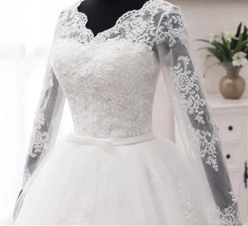 Robe de mariée à manches longues avec appliques en dentelle pour femmes