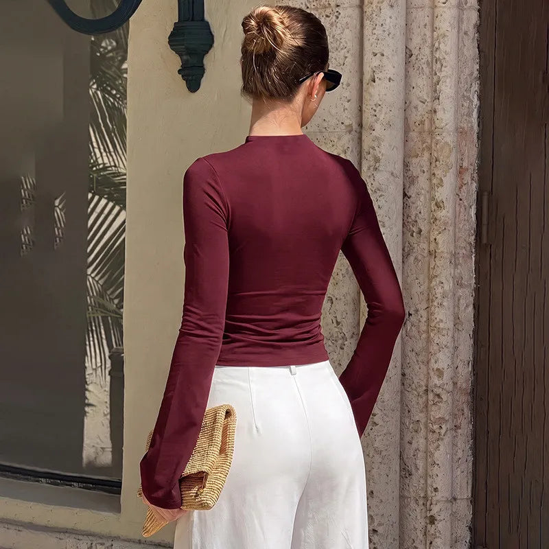 Haut Zippé à Col Montant et Découpe – Élégance Féminine