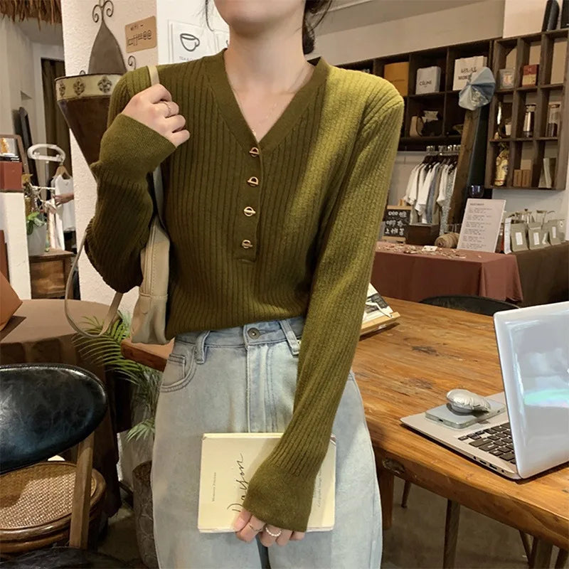 Pull Ajusté Femme – Col V et Boutons Métalliques