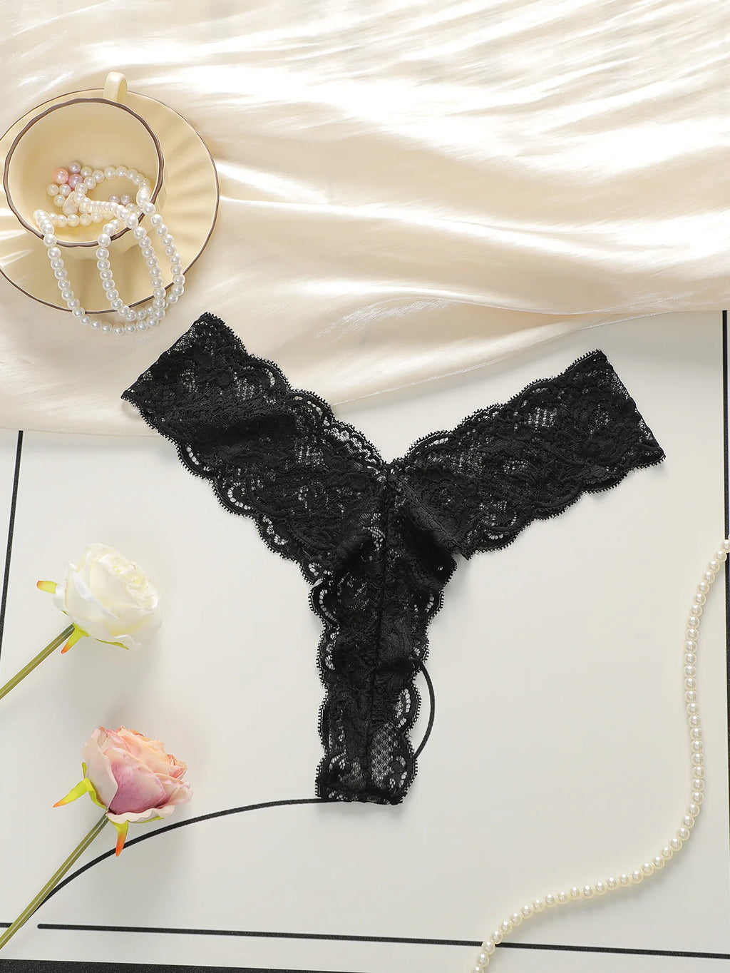 String sexy brodé en dentelle transparente pour femmes