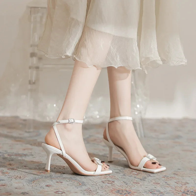 Sandales à talons fins et strass pour femmes
