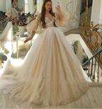 Robe de mariée princesse à décolleté plongeant et manches longues pour femmes