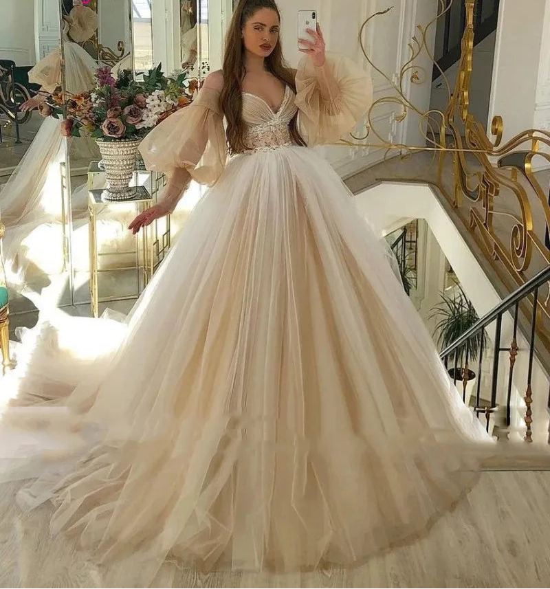 Robe de mariée princesse à décolleté plongeant et manches longues pour femmes