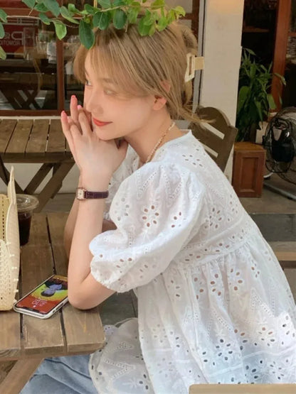 Chemise d’Été Femme – Col V et Dentelle Florale