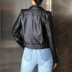 Veste courte et cintrée en similicuir noir pour femmes