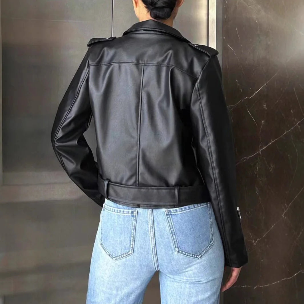 Veste courte et cintrée en similicuir noir pour femmes