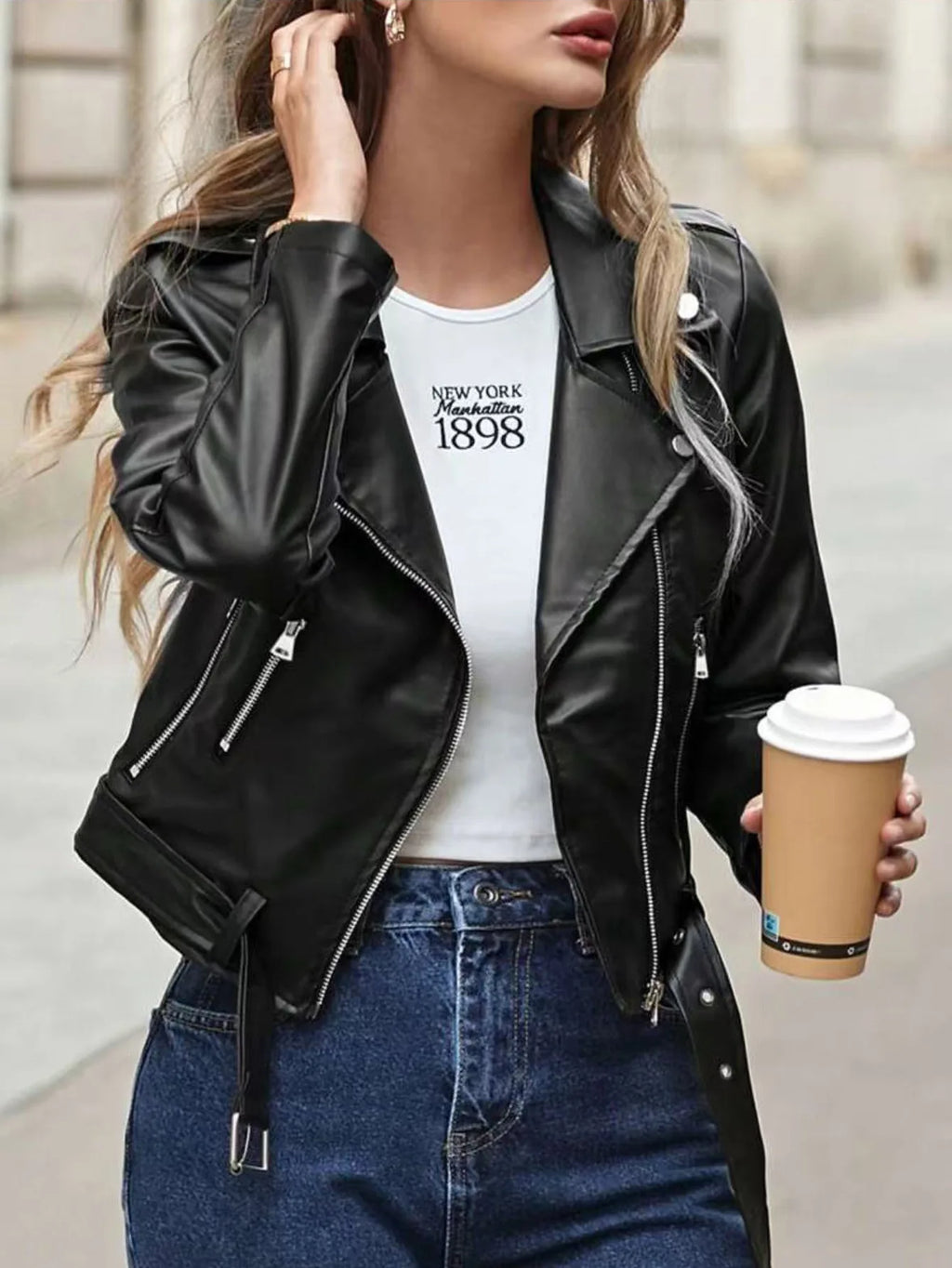 Veste courte et cintrée en similicuir noir pour femmes