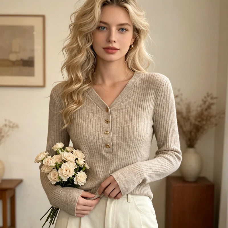 Pull Ajusté Femme – Col V et Boutons Métalliques