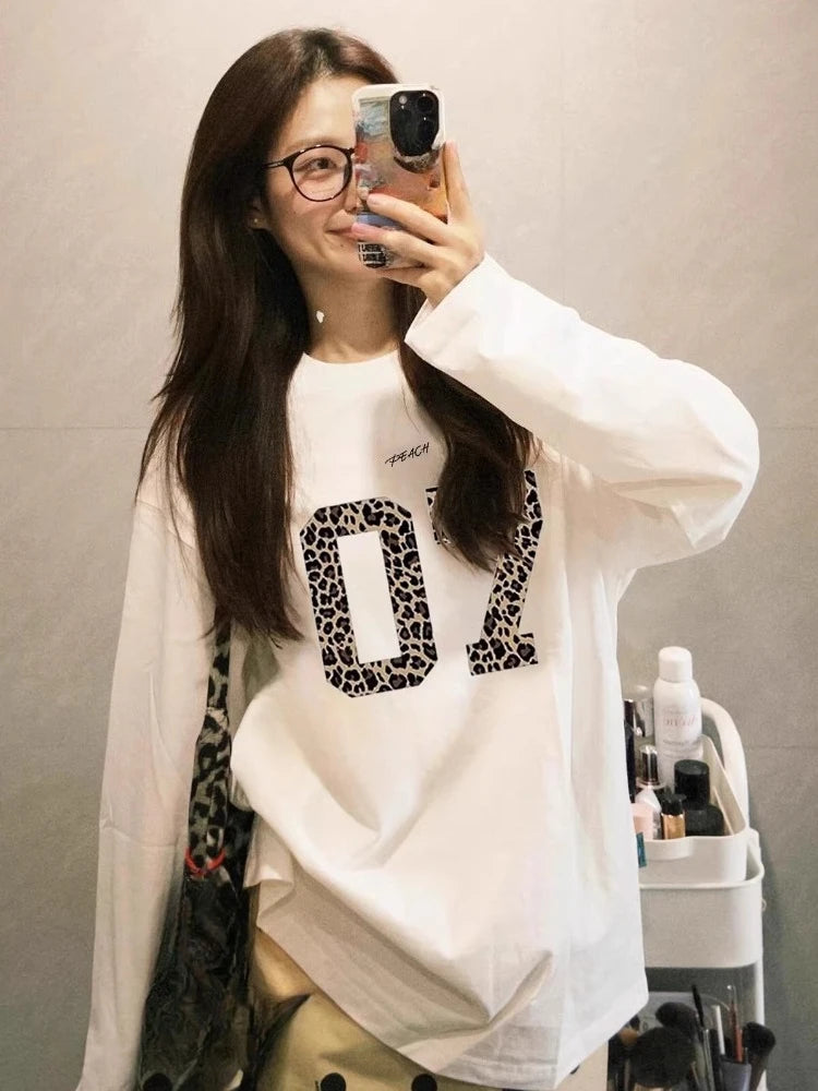 T-shirt esthétique imprimé léopard avec lettres pour femmes