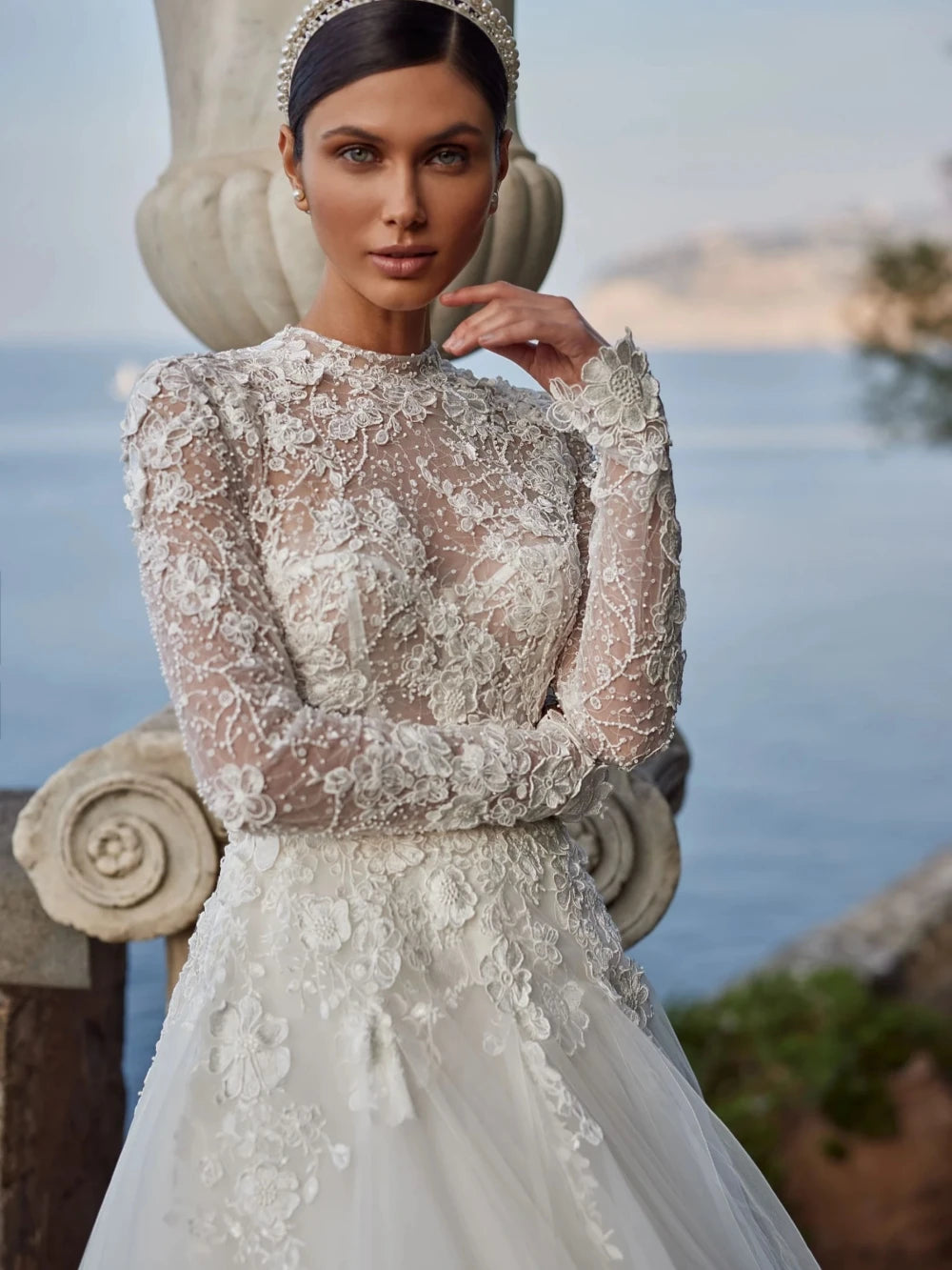 Robe de mariée trapèze à manches et col haut pour femmes