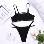 Ensemble de lingerie avec soutien-gorge croisé et culotte à bretelles noire pour femmes