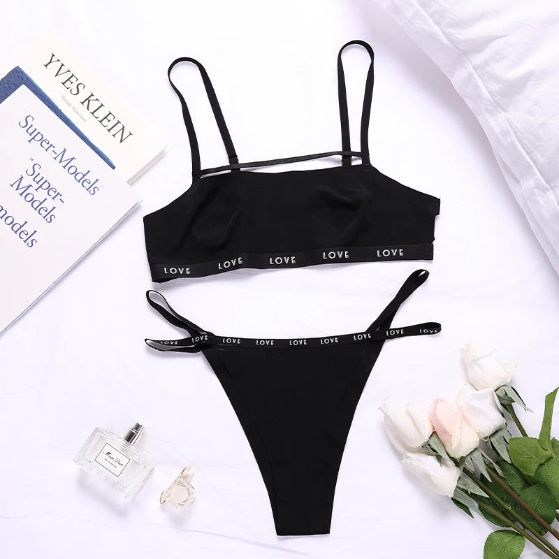 Ensemble de lingerie avec soutien-gorge croisé et culotte à bretelles noire pour femmes