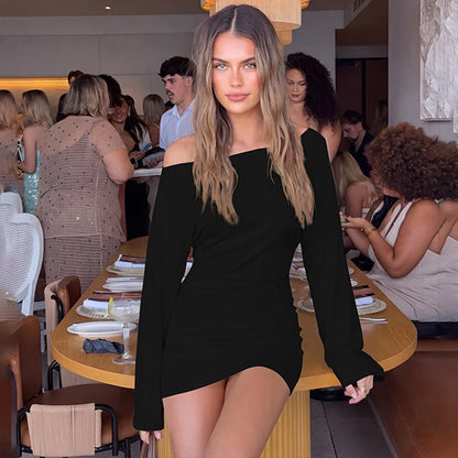 Robe courte asymétrique ajustée à manches longues