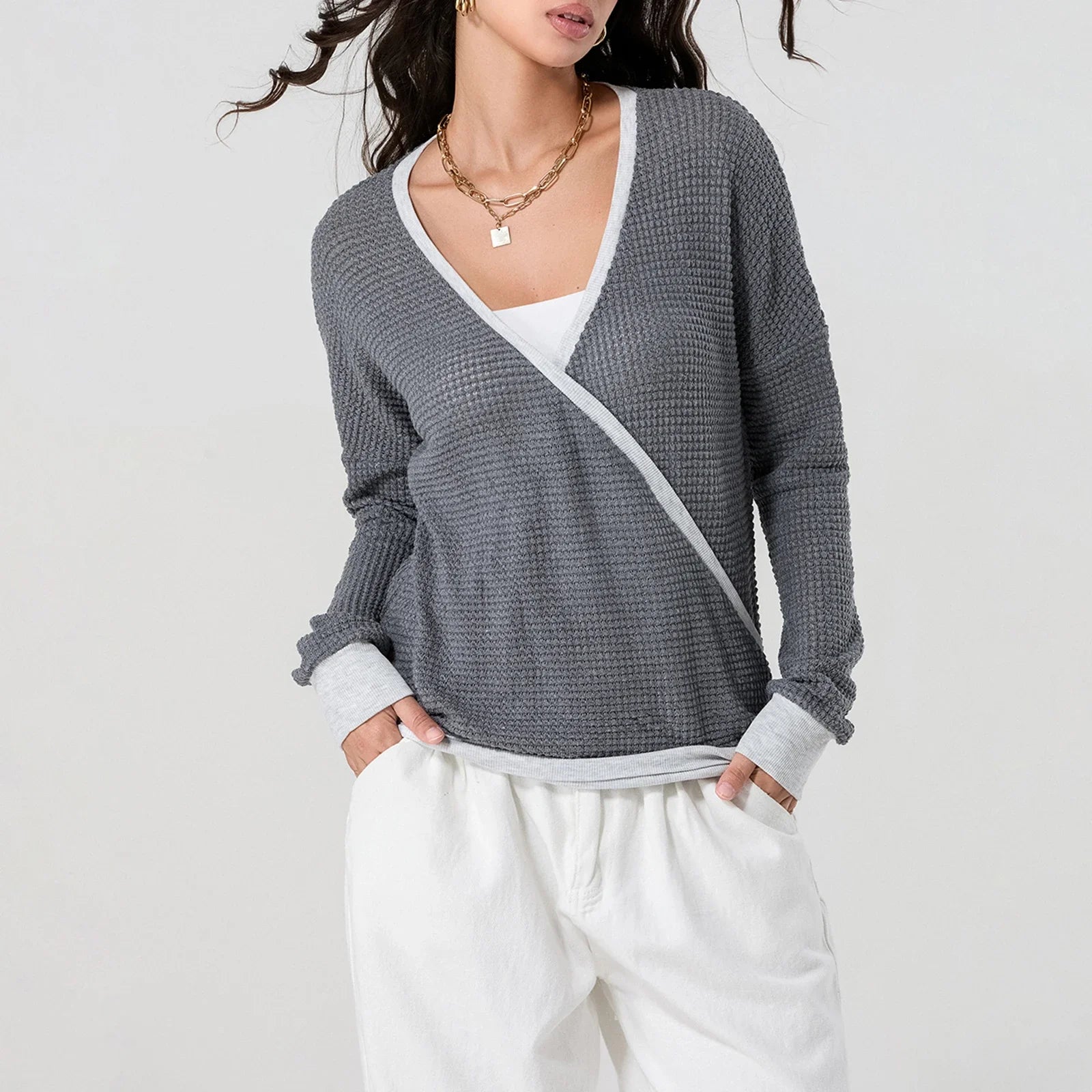 T-shirt décontracté simple à manches longues et col en V contrastant pour femmes