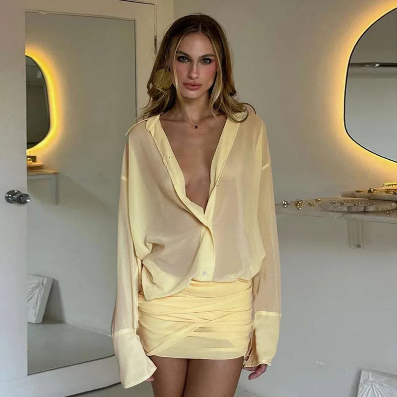 Mini robe chemise transparente à manches évasées pour femmes