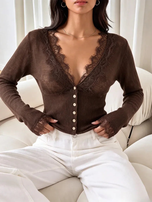 Pull Moulant Femme – Col V et Finitions Dentelle