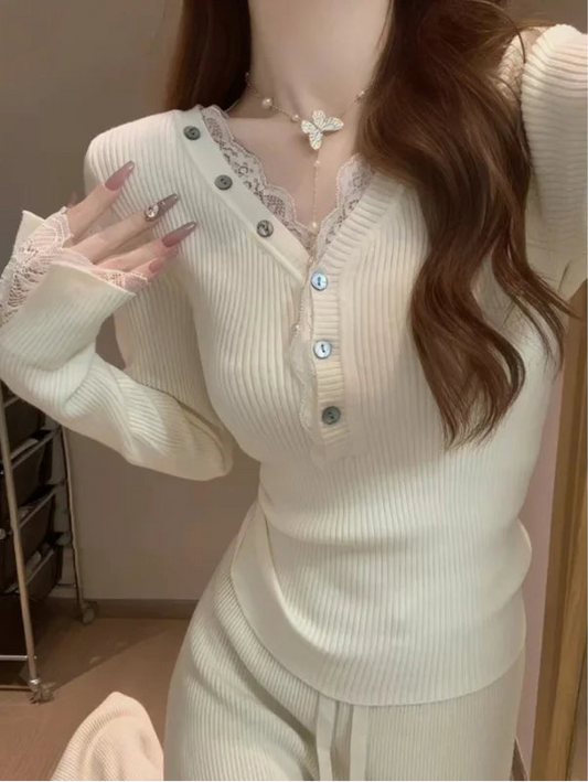 Pull Ajusté Femme – Col V et Empiècements en Dentelle